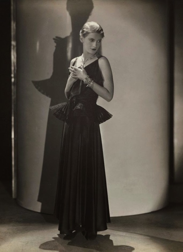 Lee-Miller-by-George-Hoyningen-Huene-for-Vogue-May-1931